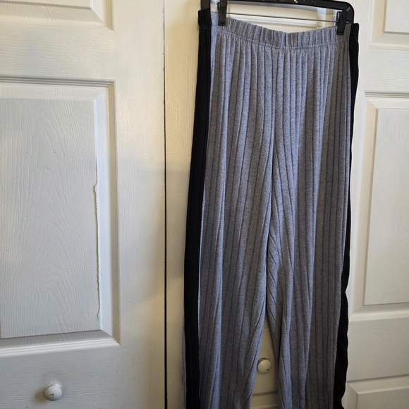 Gray Ribbed Two-Piece Set - Picture 3 of 3